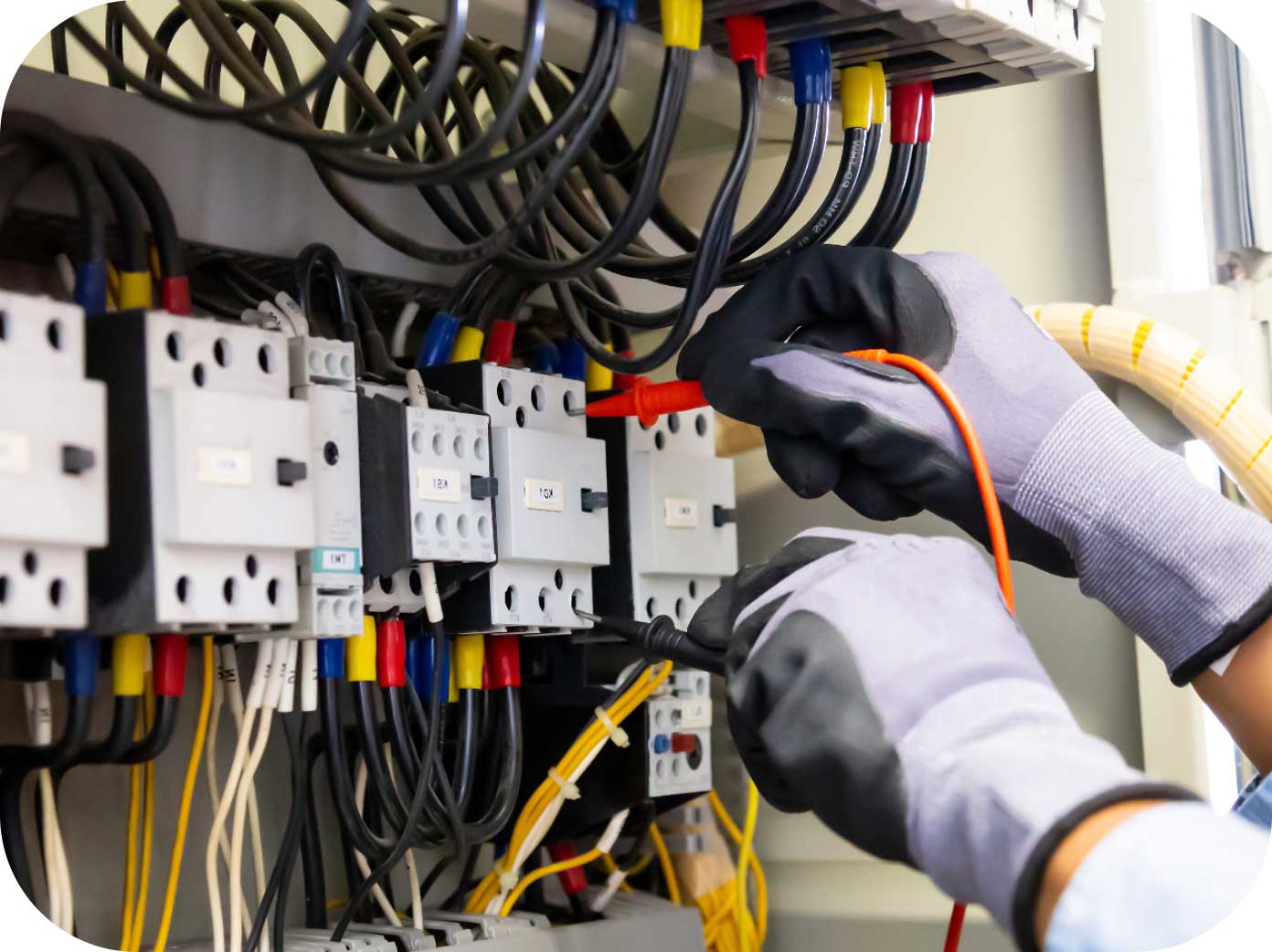 Tecnico che effettua interventi su un quadro elettrico per ottimizzare impianti e consumi energetici