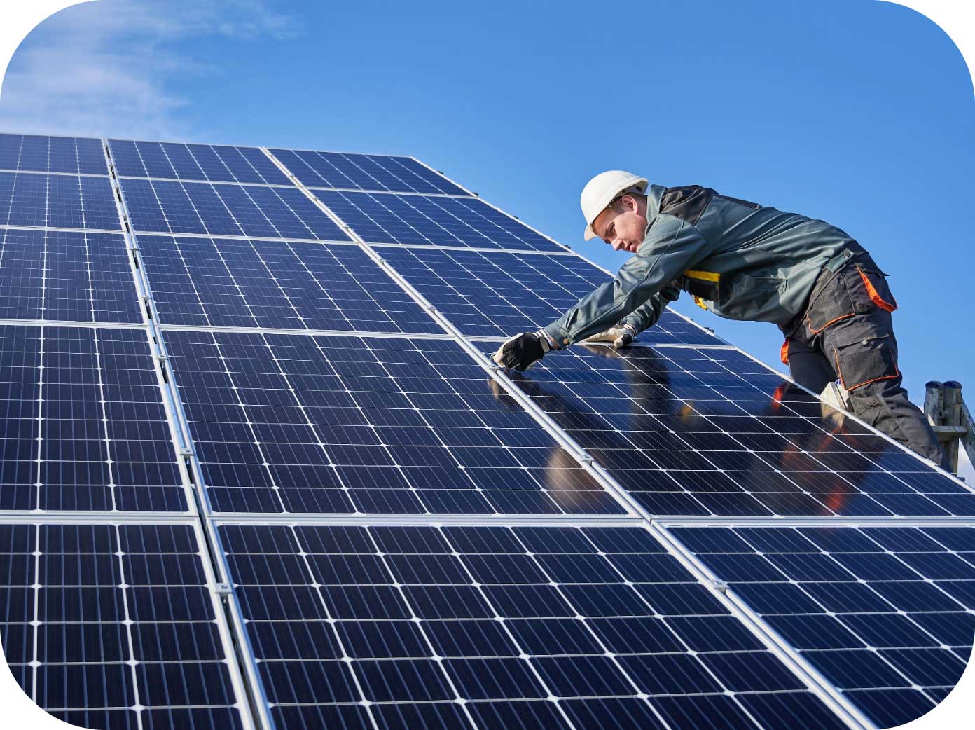 Installazione di pannelli fotovoltaici su tetto da parte di un tecnico specializzato