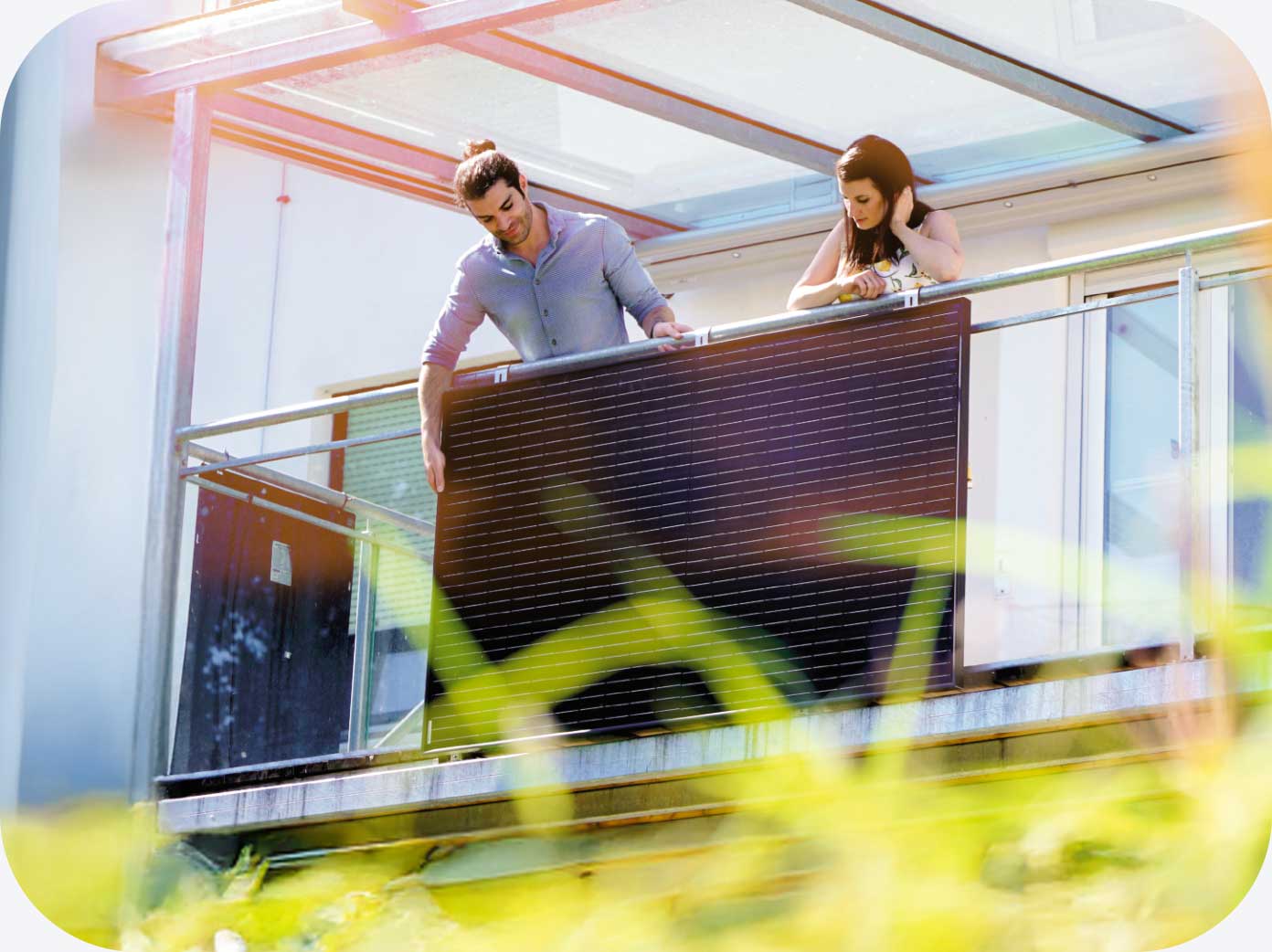 Installazione domestica di pannello fotovoltaico plug and play su balcone