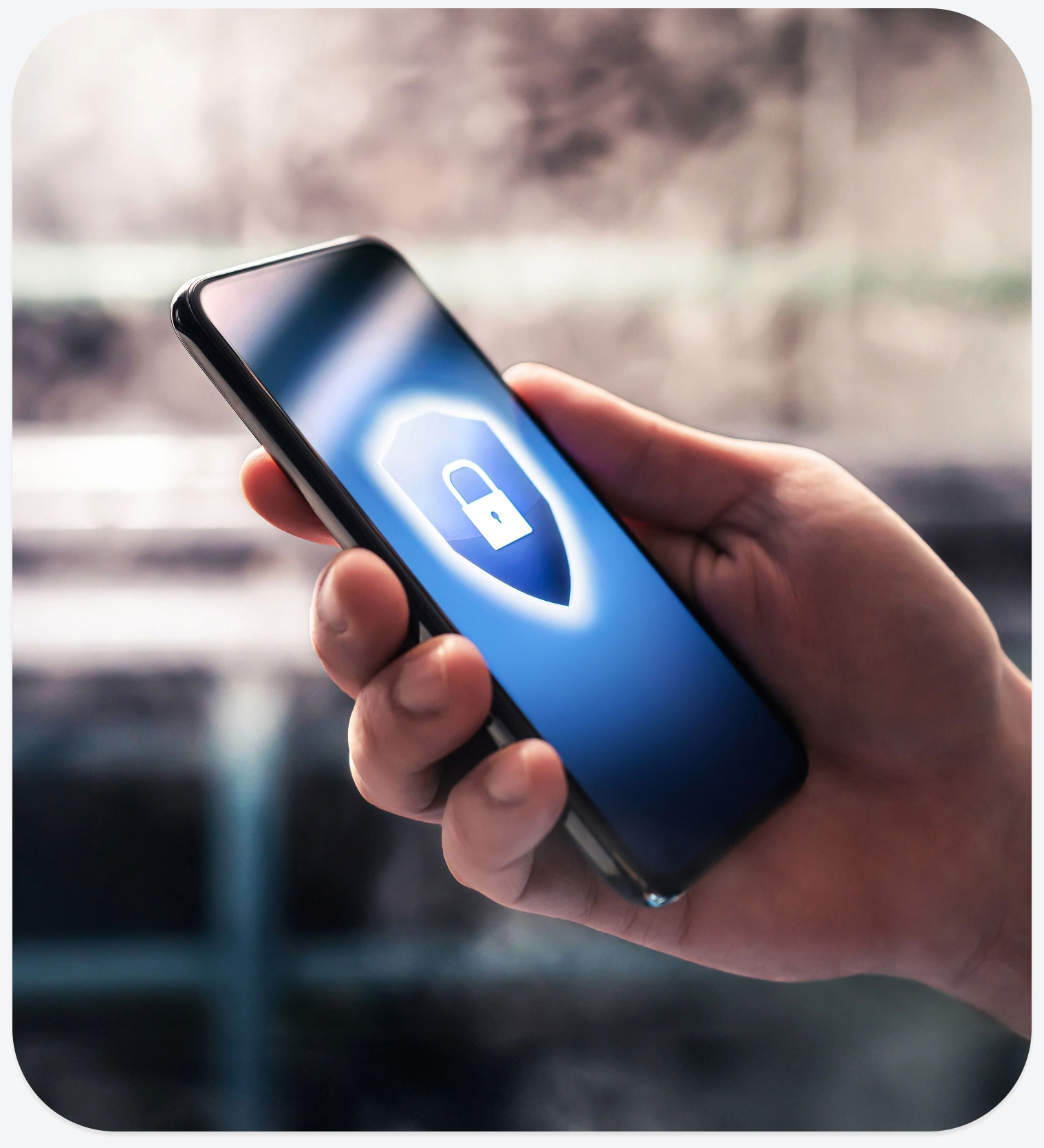 Smartphone con icona di sicurezza e protezione dati tenuto in mano