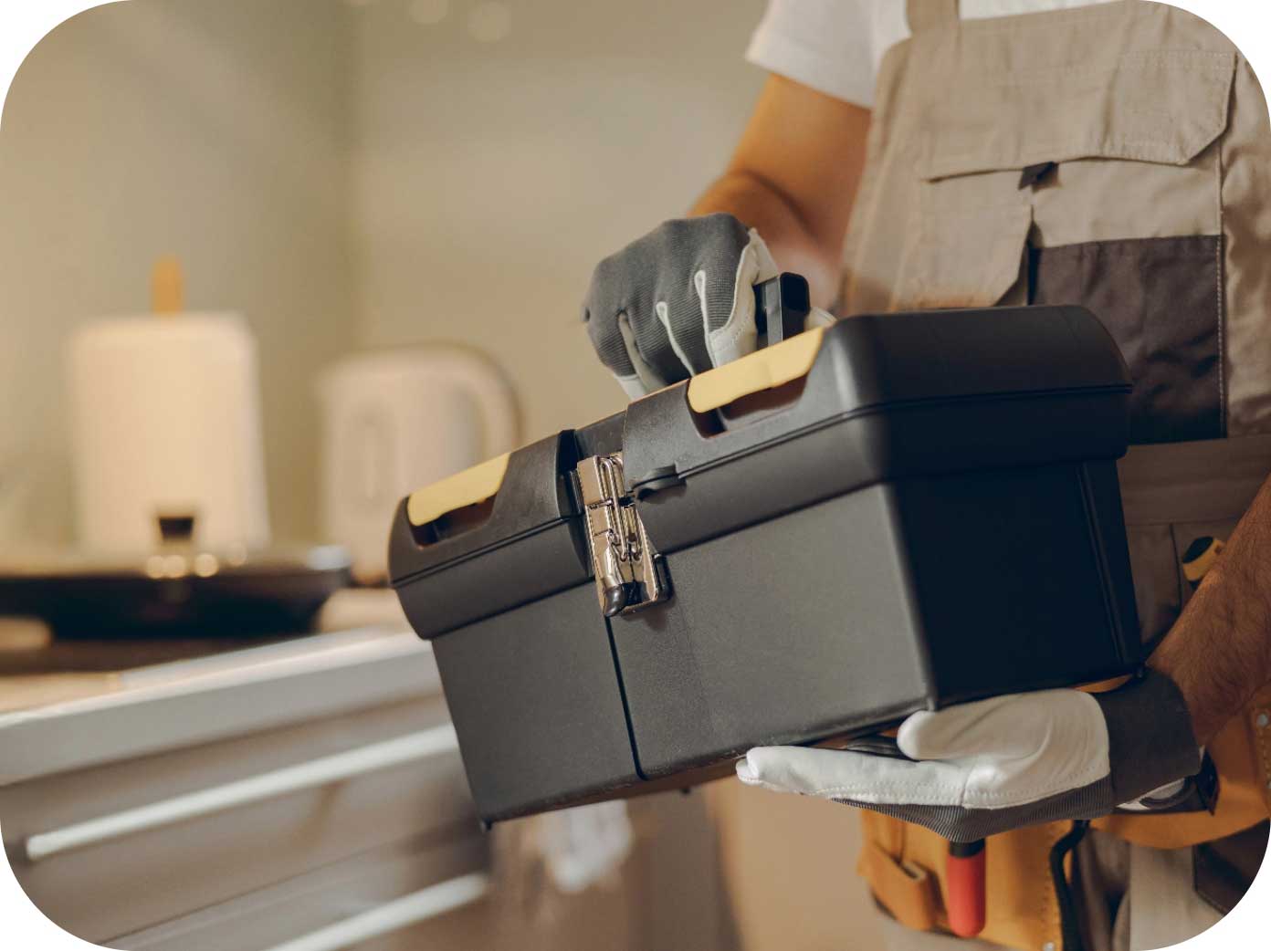 Tecnico che trasporta una valigetta degli attrezzi per intervento di assistenza a domicilio