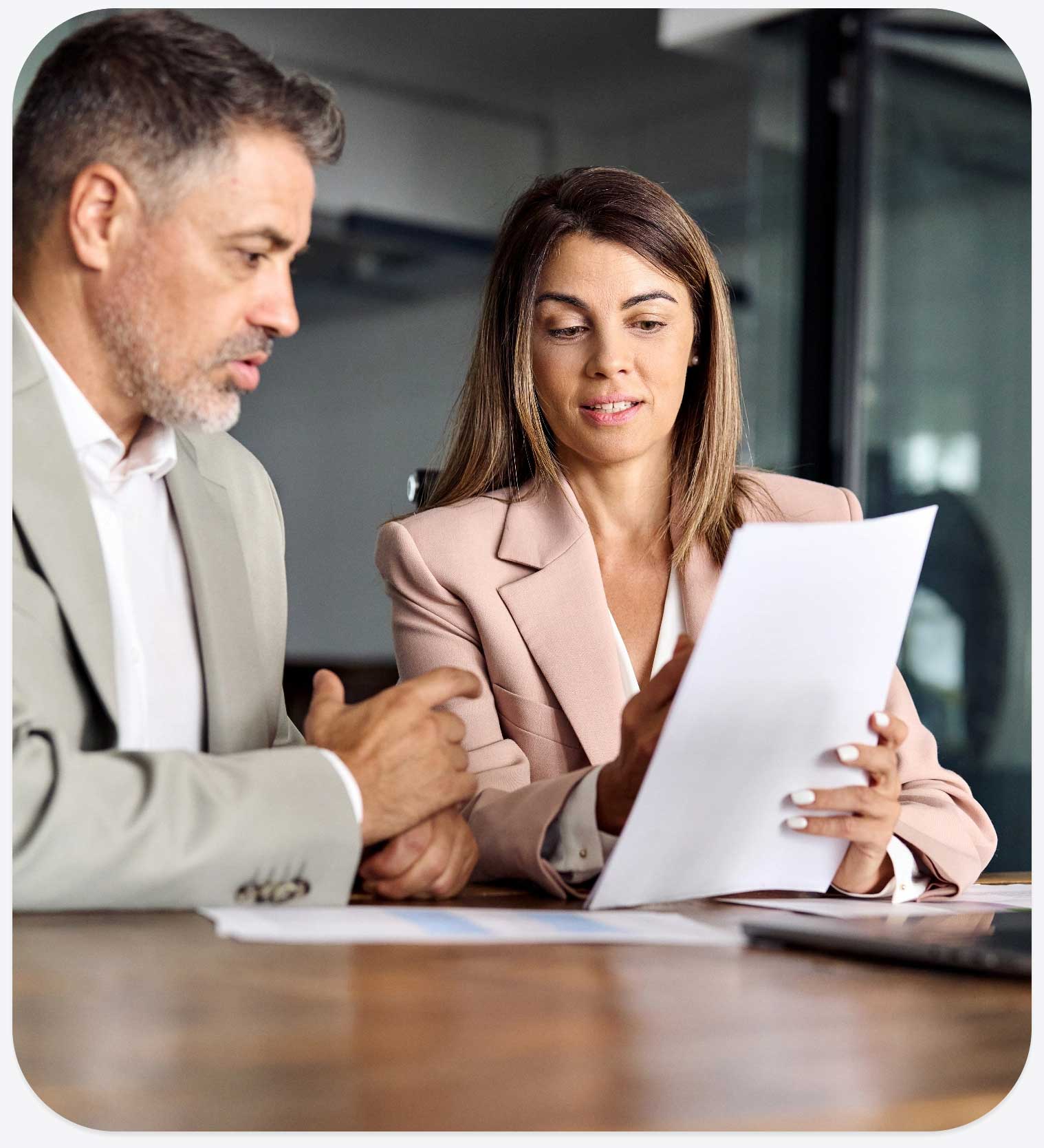 Professionisti che analizzano documenti in ufficio durante una consulenza
