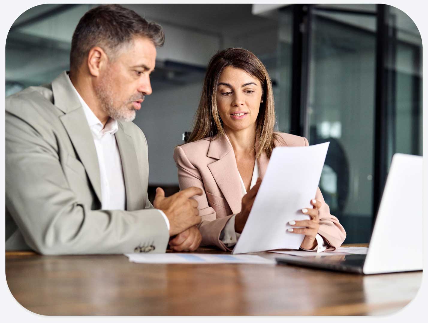 Professionisti che analizzano documenti in ufficio durante una consulenza
