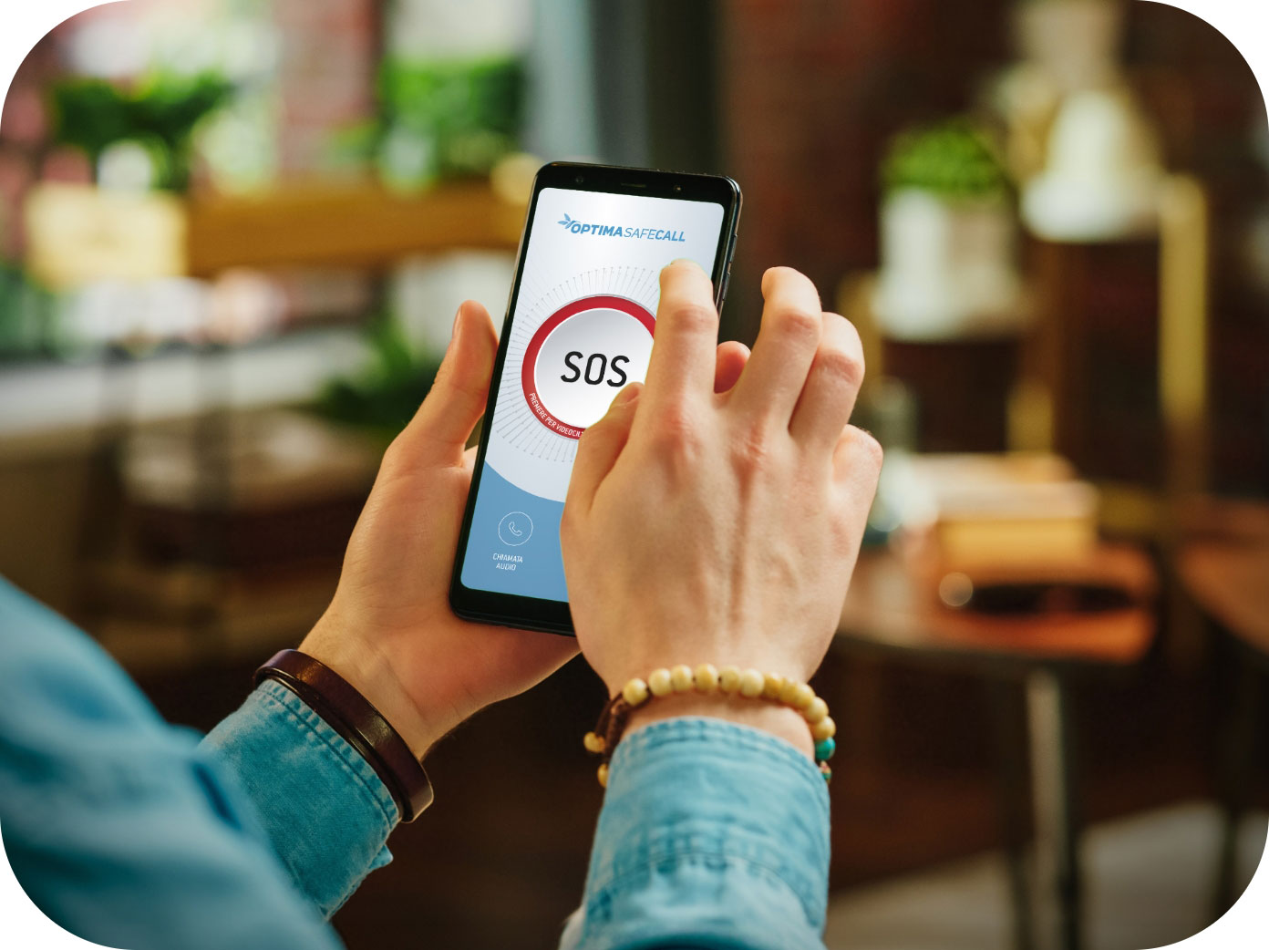 Persona che utilizza l’app SOS su smartphone per richiedere assistenza immediata