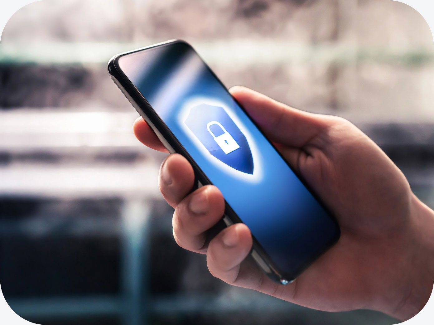 Smartphone con icona di sicurezza e protezione dati tenuto in mano